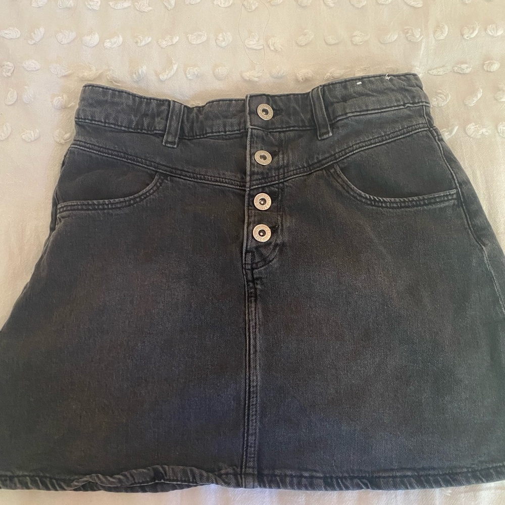 Woman’s size small barely worn black jean skirt.